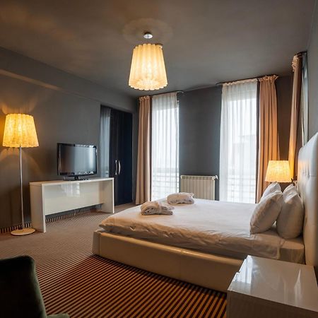 Alex&George Boutique Hotel คลูจ-นาโปกา ภายนอก รูปภาพ