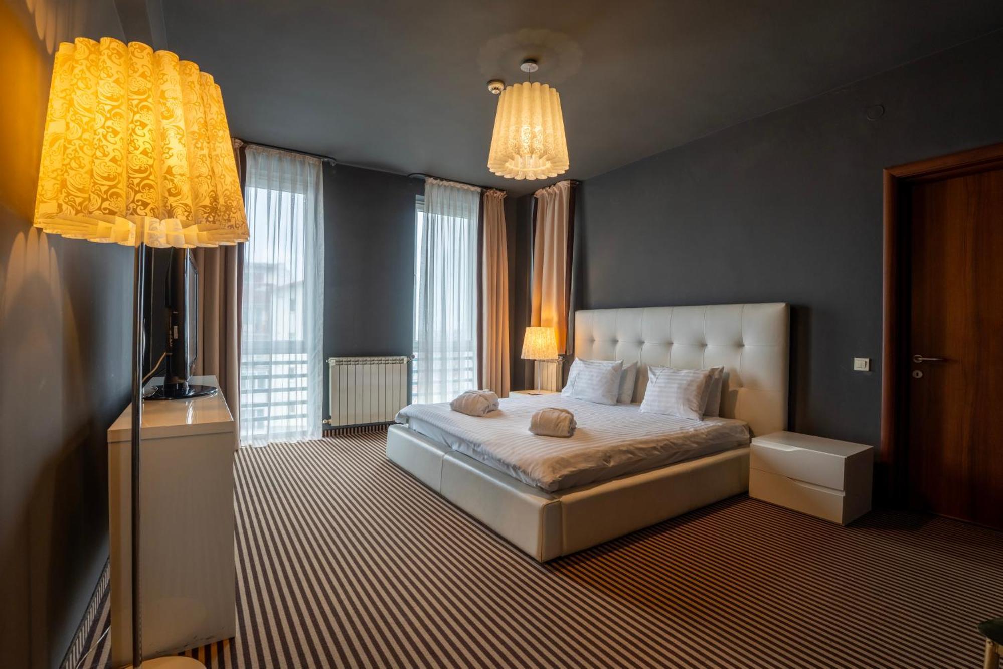 Alex&George Boutique Hotel คลูจ-นาโปกา ภายนอก รูปภาพ