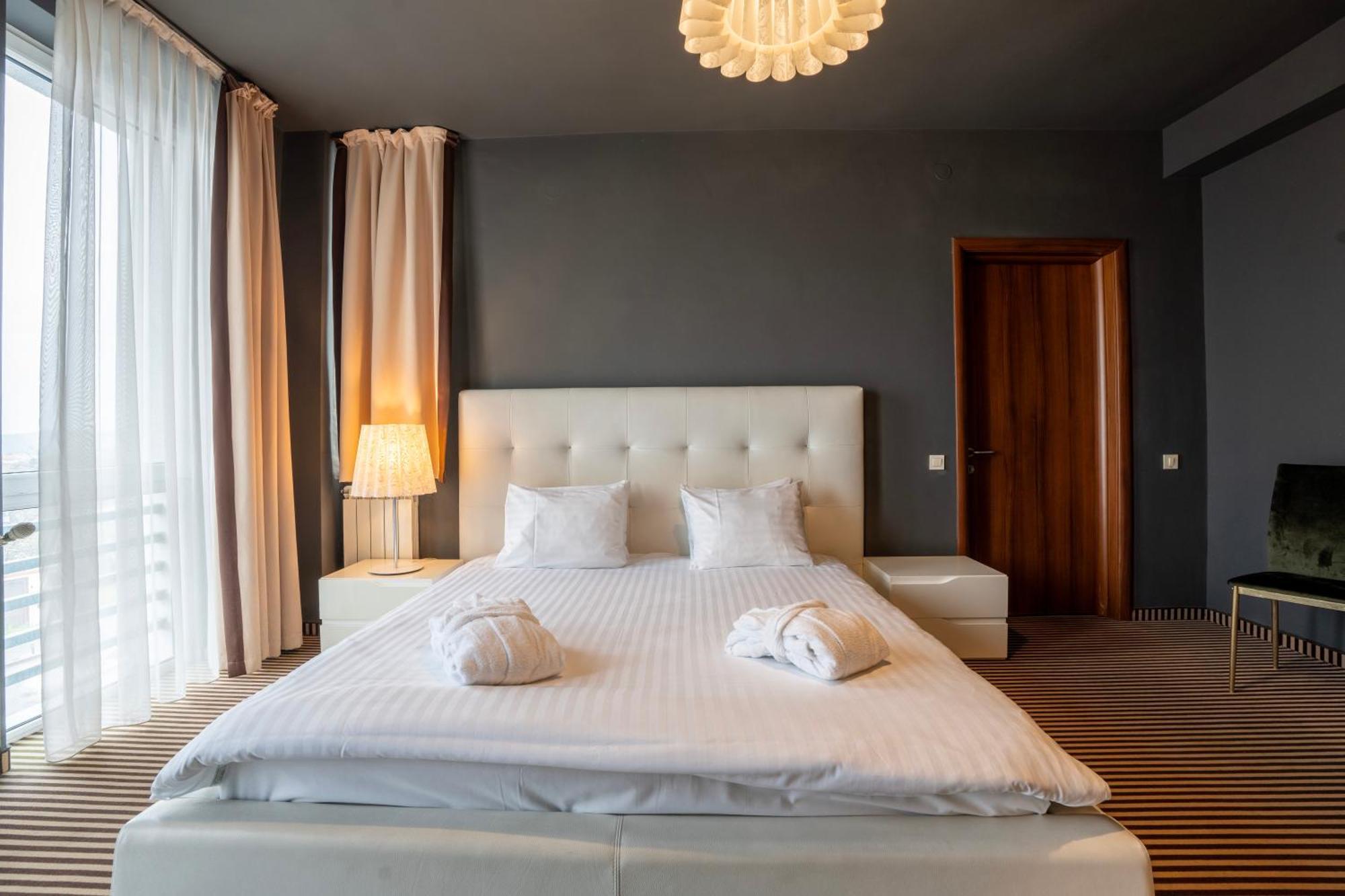 Alex&George Boutique Hotel คลูจ-นาโปกา ภายนอก รูปภาพ